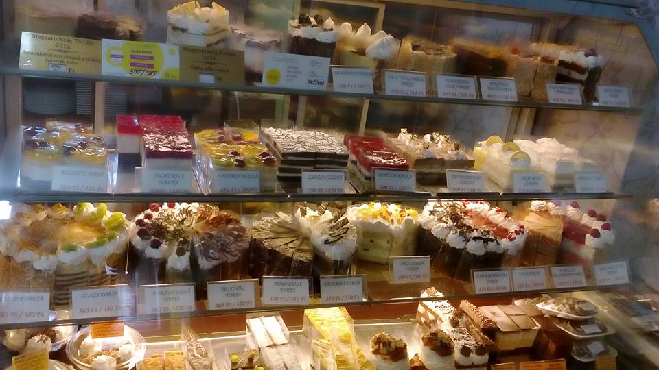 Faller Cukrászda Budapest: közel 100 féle süteményt kínálunk vendégeinknek.